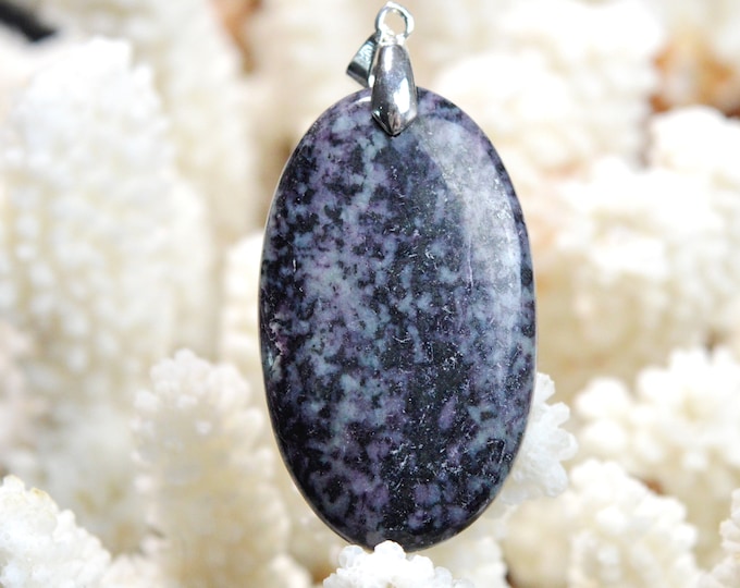 Kämmererite 66 carats - natural stone cabochon pendant - India // DT65