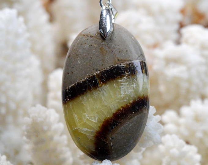 Septaria 77 carats - natural stone cabochon pendant - Madagascar / FR57