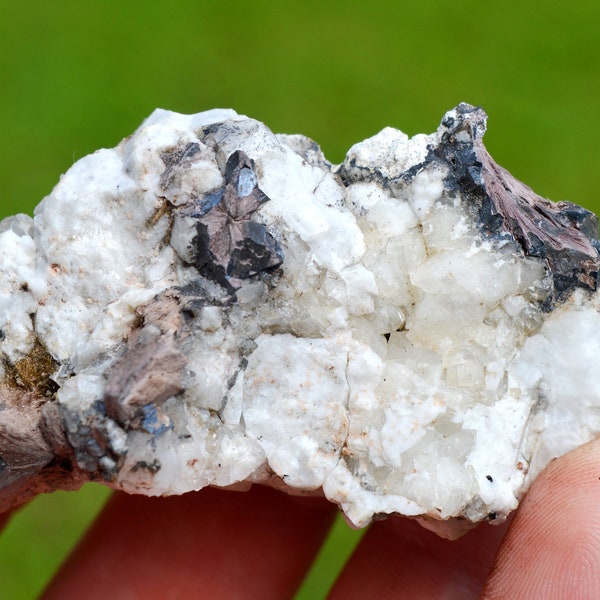 Yofortierite Analcime Eudialyte 72 grams - Mont Saint-Hilaire, La Vallée-du-Richelieu RCM, Montérégie, Quebec, Canada