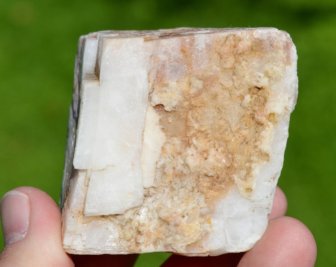 Calcite 275 grams - L'Argentolle, Saint-Prix, Autun, Saône-et-Loire, Burgundy-Franche-Comté, France