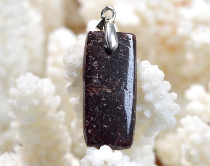 26-carat Rhodolite Garnet - natural stone cabochon pendant - Mozambique / GD6