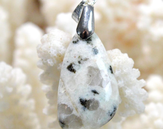 19-carat Kiwi Jasper - natural stone cabochon pendant - New Zealand / GA76