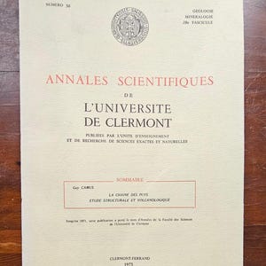 Peut inclure: Une image en noir et blanc de la couverture d'un journal avec le titre "Annales Scientifiques de L'Universite de Clermont" et le texte "Publiees par l'Unite d'Enseignement et de Recherche de Sciences Exactes et Naturelles". La couverture présente également un blason avec une croix et les mots "Universitas Clermontiensis Sigillum".