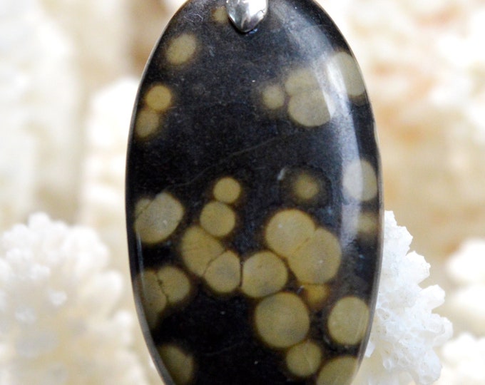 Scapolite in mica - 47 carats - natural stone cabochon pendant - India // BL39