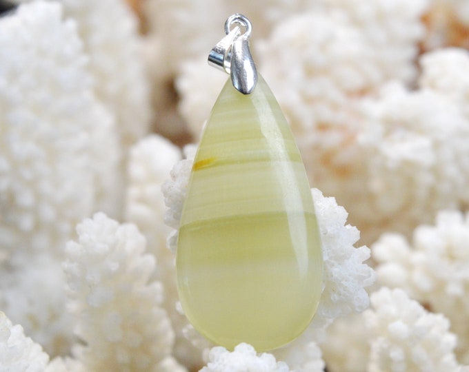 28 carat green onyx - natural stone cabochon pendant - Pakistan // DN36