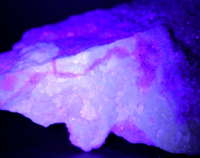 Aragonite 262 grams - Fluorescent - Morvan, Nièvre, France