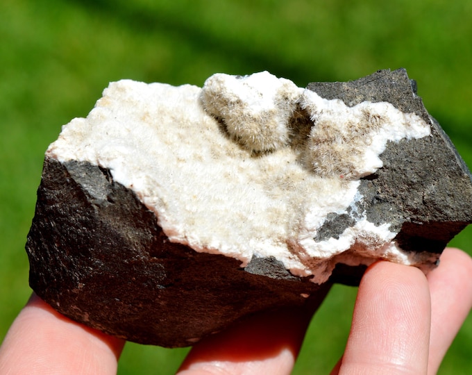 Natrolite 450 grams - Bussiole quarry (Busséol quarry), Saint-Jean-des-Ollières, Clermont-Ferrand, Puy-de-Dôme, France