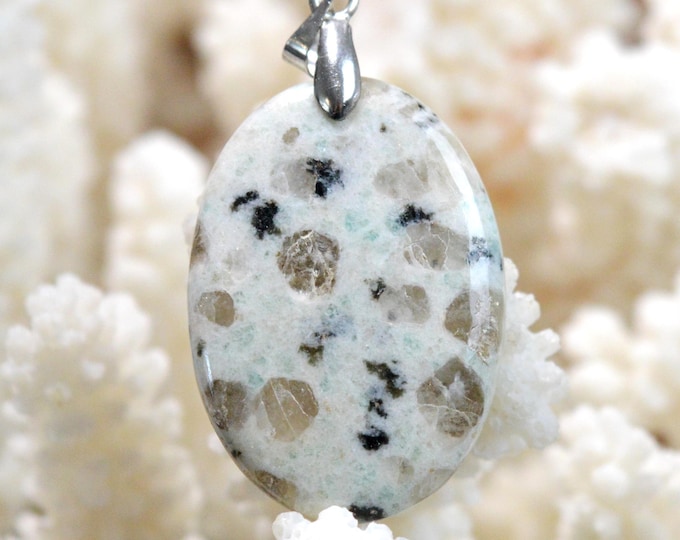 29-carat Kiwi Jasper - natural stone cabochon pendant - New Zealand / GA70