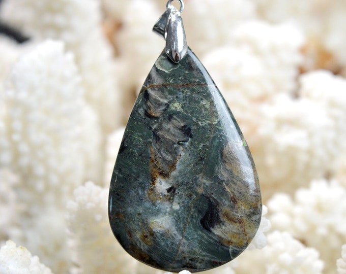 67 carat fuchsite ruby - natural stone cabochon pendant - India / EB39