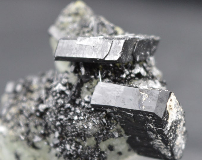 Micromount - Babingtonite prehnite - 7 grams - Qiaojia, Hunan, China