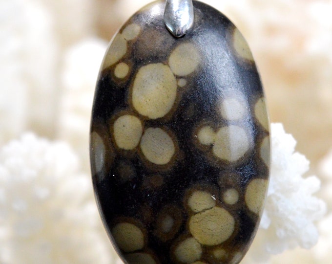Scapolite in mica - 45 carats - natural stone cabochon pendant - India // BL43