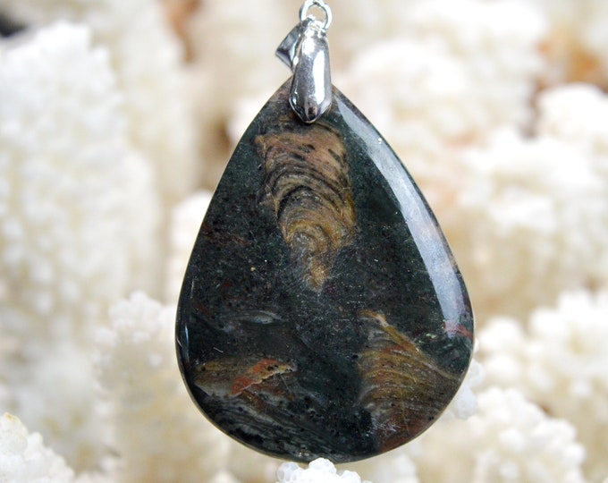 64 carat fuchsite ruby - natural stone cabochon pendant - India / EB38