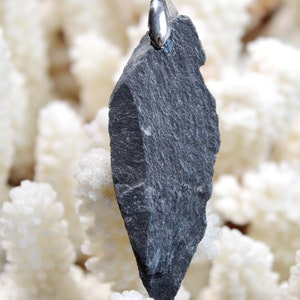 46-carat blue slate - natural stone pendant - Nozay, France // CN26