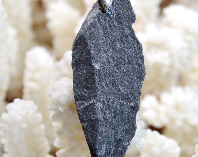 46-carat blue slate - natural stone pendant - Nozay, France // CN26