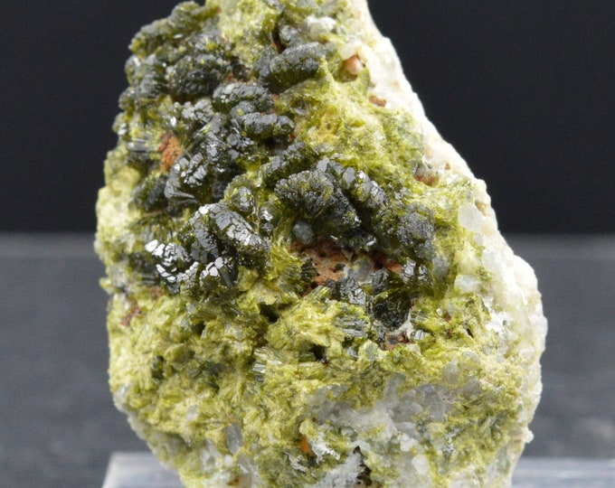 Epidote on Quartz 39.4 gr - EPIDOT on QUARTZ lustrous crystals cluster - Morocco