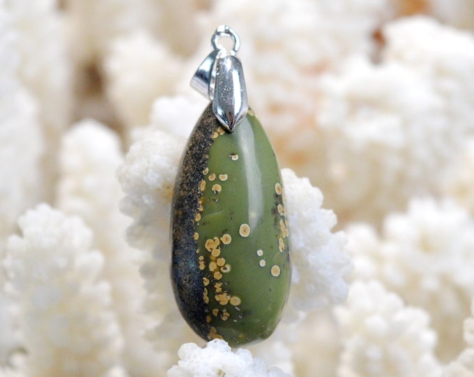 28 carat noble serpentine - natural stone cabochon pendant - Italy / FL93 - RARE