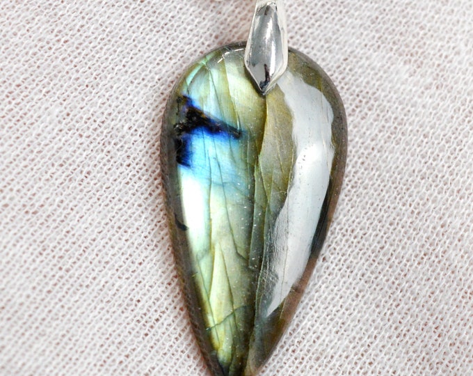 Labradorite 33 carats - natural stone cabochon pendant - Madagascar / FJ95