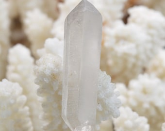 Bi-terminated quartz 8 grams - Itremo, Ambatofinandrahana, Amoron'i Mania, Madagascar