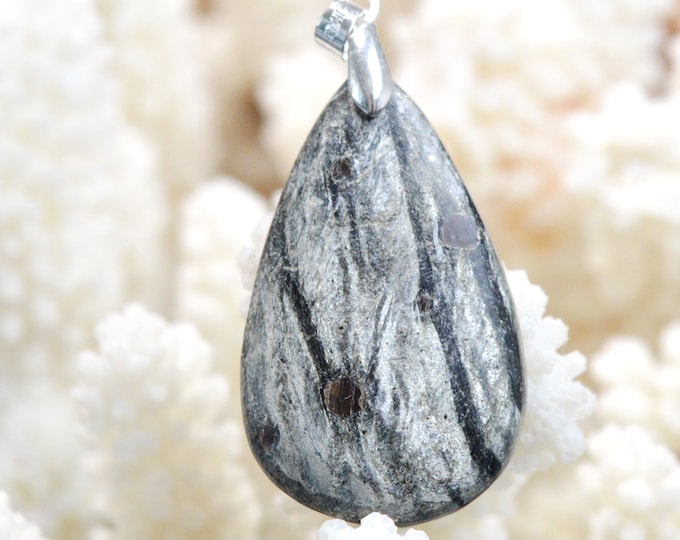 Grenat almandin & Mica schiste 40 carats - pendentif cabochon pierre naturelle - Scotland, UK // DL76