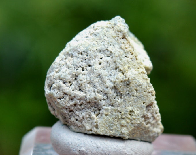 Achtaragdite / Kaolinite psd after Helvine - 17 grams - Akhtaragda River mouth, Vilyui River Basin, Mirninsky District, Sakha, Russia