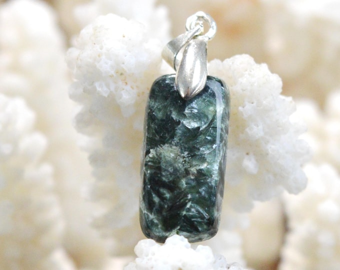 Seraphinite 10 carat - natural stone cabochon pendant - Russia / FV31