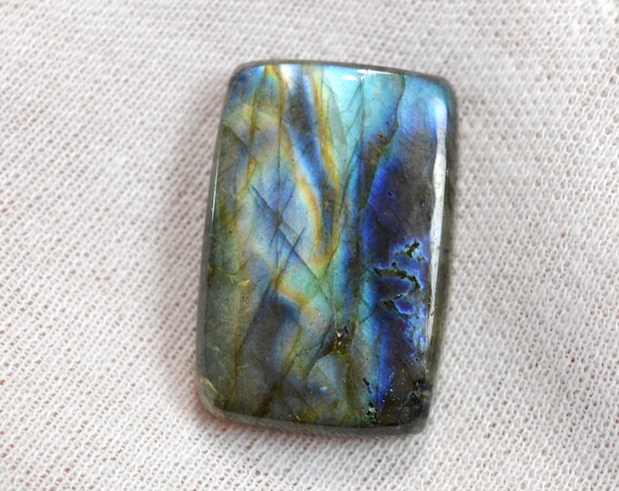 Labradorite 71 carats - natural stone cabochon - Madagascar / FJ82