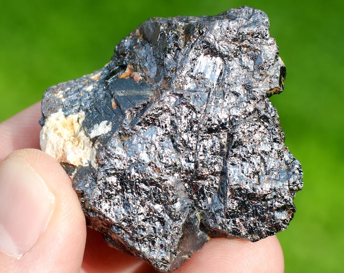 Floating Rutile crystal 75 grams - Ikalamavony, Fianarantsoa, Madagascar