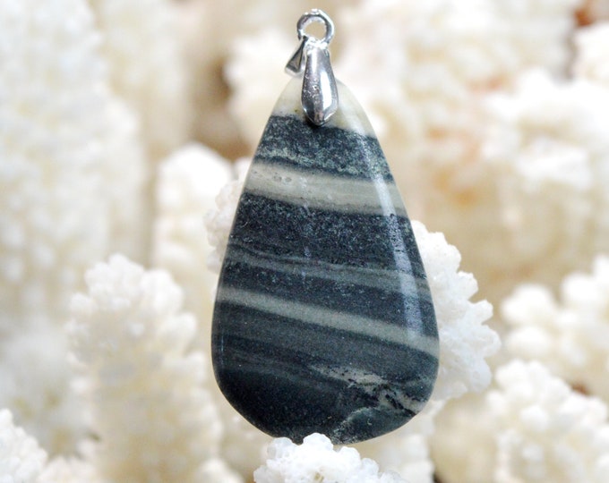 33 carat Jasper - natural stone cabochon pendant - Africa / FE27