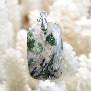 Smaragdit 40 Karat – Naturstein-Cabochon-Anhänger – Korsika, Frankreich // EN15