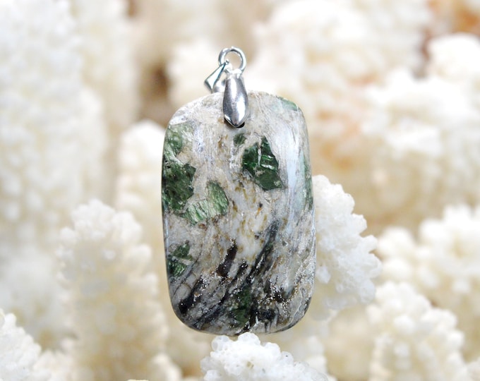 Smaragdite 40 carats - natural stone cabochon pendant - Corsica, France // EN15