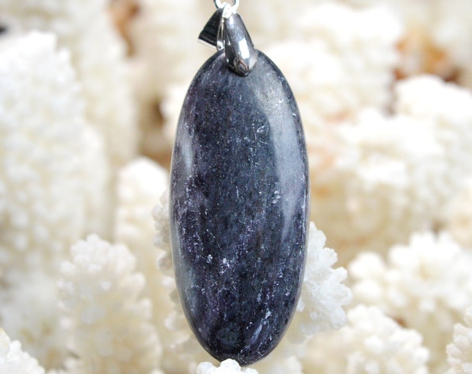 Kämmererite 58 carats - natural stone cabochon pendant - India // DT82