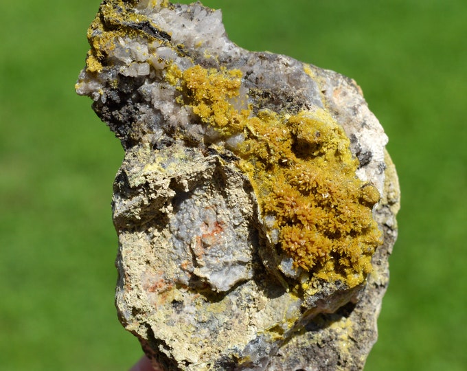 Pyromorphite & Cerussite 250 grams - Nuizière (Nuissière Mine), Chénelette, Villefranche-sur-Saône, Rhône, Auvergne-Rhône-Alpes, France