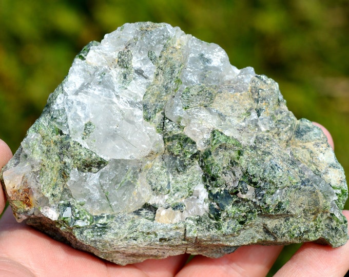 Chrome diopside & quartz - 348 grams - Araçuaí, Minas Gerais, Brazil