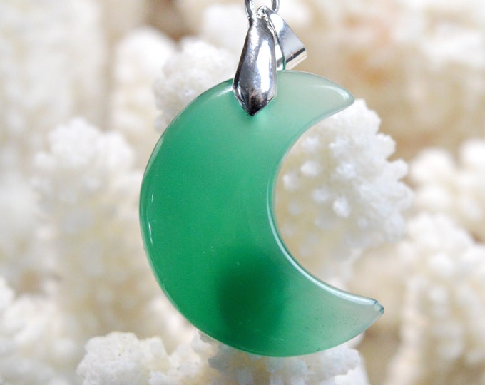 28 carat green onyx "Moon" - natural stone cabochon pendant - India // CT9