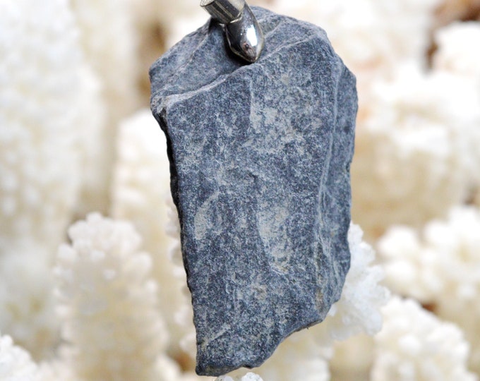 56-carat blue slate - natural stone pendant - Nozay, France // CN39