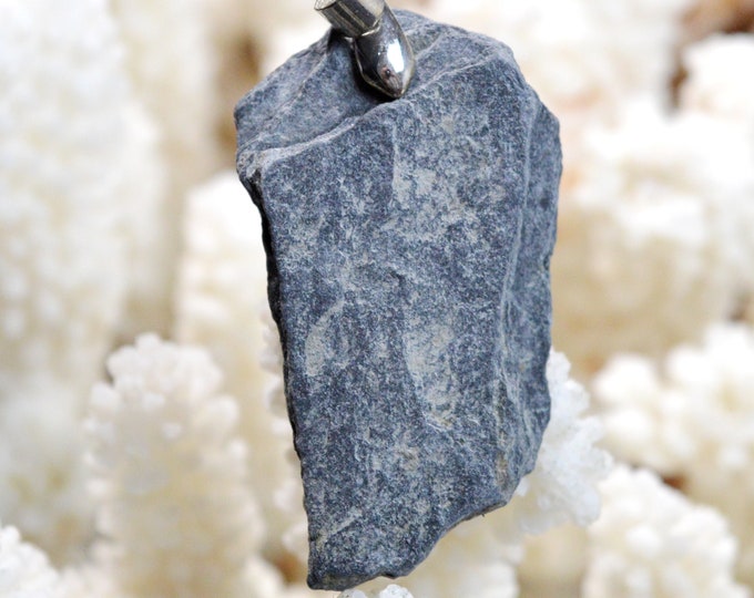 56 carat blue slate - natural stone pendant - Nozay, France // CN39