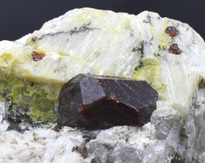 Almandine garnet spessatite series 170 grams - Ialamitana Pegmatites, Sahanivotry Manandona, Antsirabe II, Vakinankaratra, Madagascar
