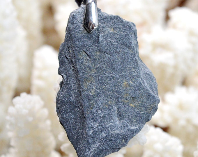 40 carat blue slate - natural stone pendant - Nozay, France // CN42