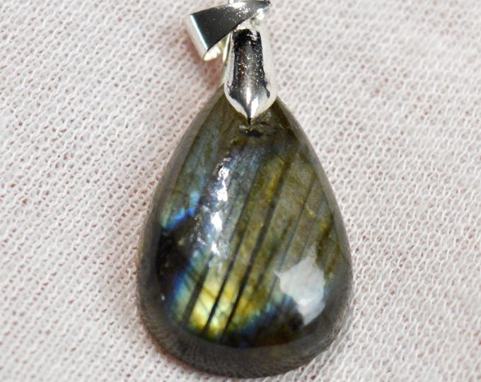 29-carat Labradorite - natural stone cabochon pendant - Madagascar / FZ21