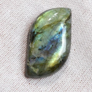Labradorite 37 carats - cabochon pierre naturelle - Madagascar / FJ84
