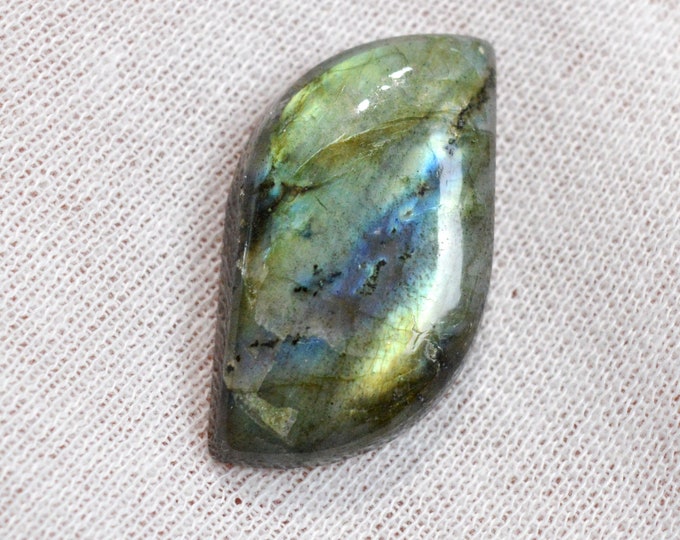 Labradorite 37 carats - natural stone cabochon - Madagascar / FJ84