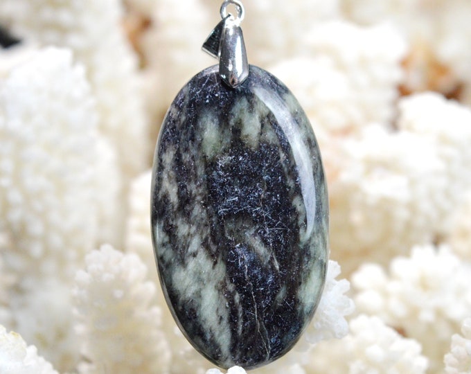 Kämmererite & seraphinite 67 carats - natural stone cabochon pendant - India // DT70