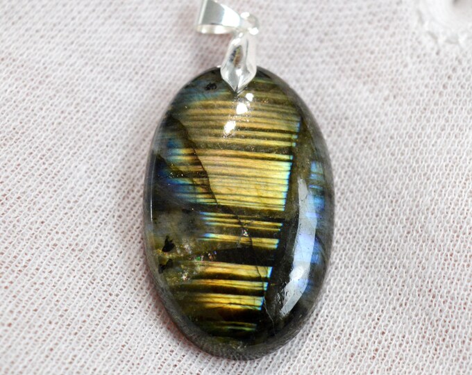 Labradorite 70 carats - natural stone cabochon pendant - Madagascar / FJ59