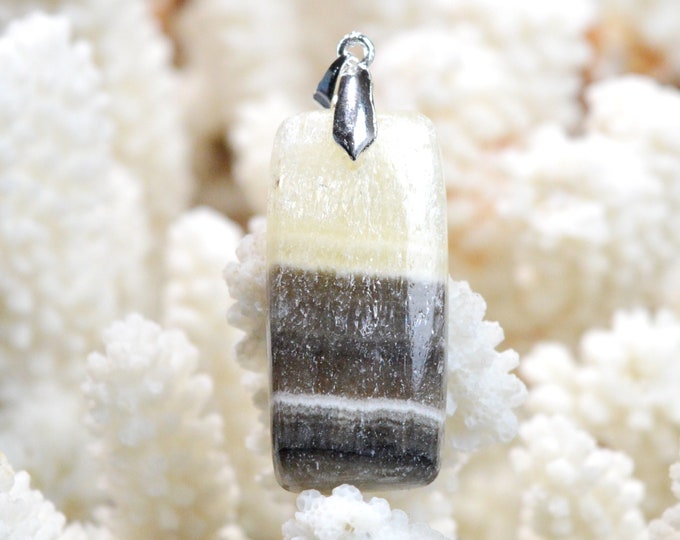 Calcite 43 carats - natural stone cabochon pendant - Mexico / EJ85