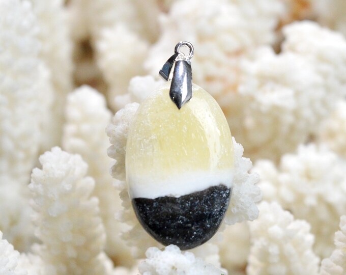 Calcite 36 carats - natural stone cabochon pendant - Mexico / EJ76