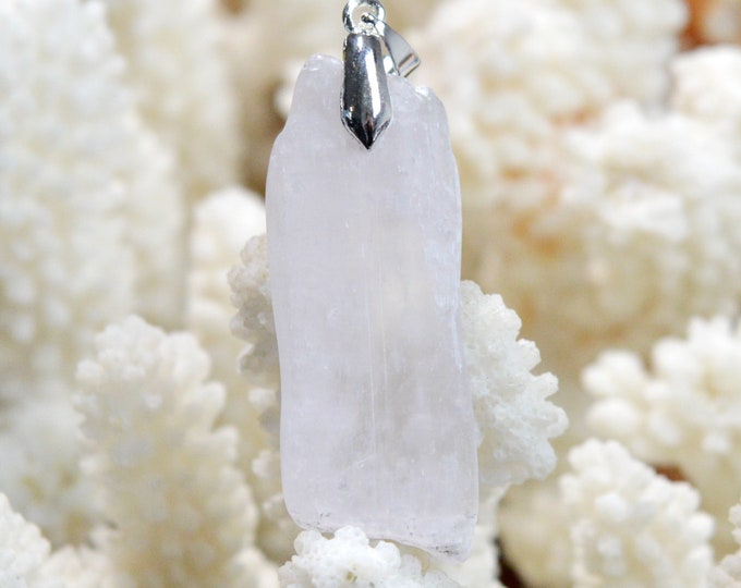 Kunzite 46 carats - raw natural stone pendant - Pakistan / FB10