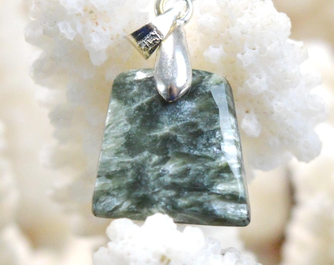 Seraphinite 8.7 carats - natural stone cabochon pendant - Russia / FV28