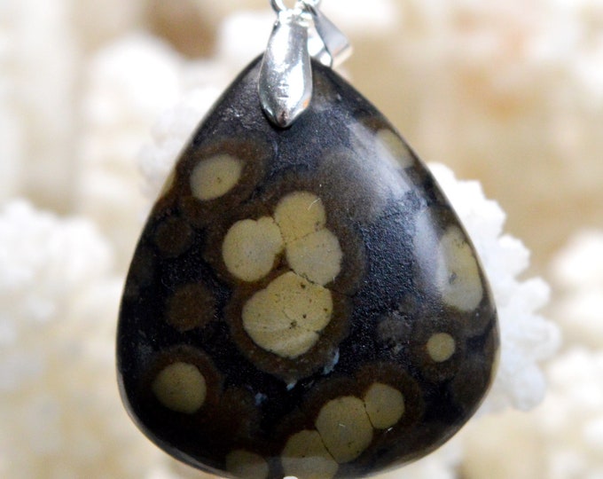 Scapolite in mica - 40 carats - natural stone cabochon pendant - India // BL47