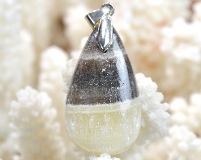 40-carat calcite - natural stone cabochon pendant - Mexico / GA90