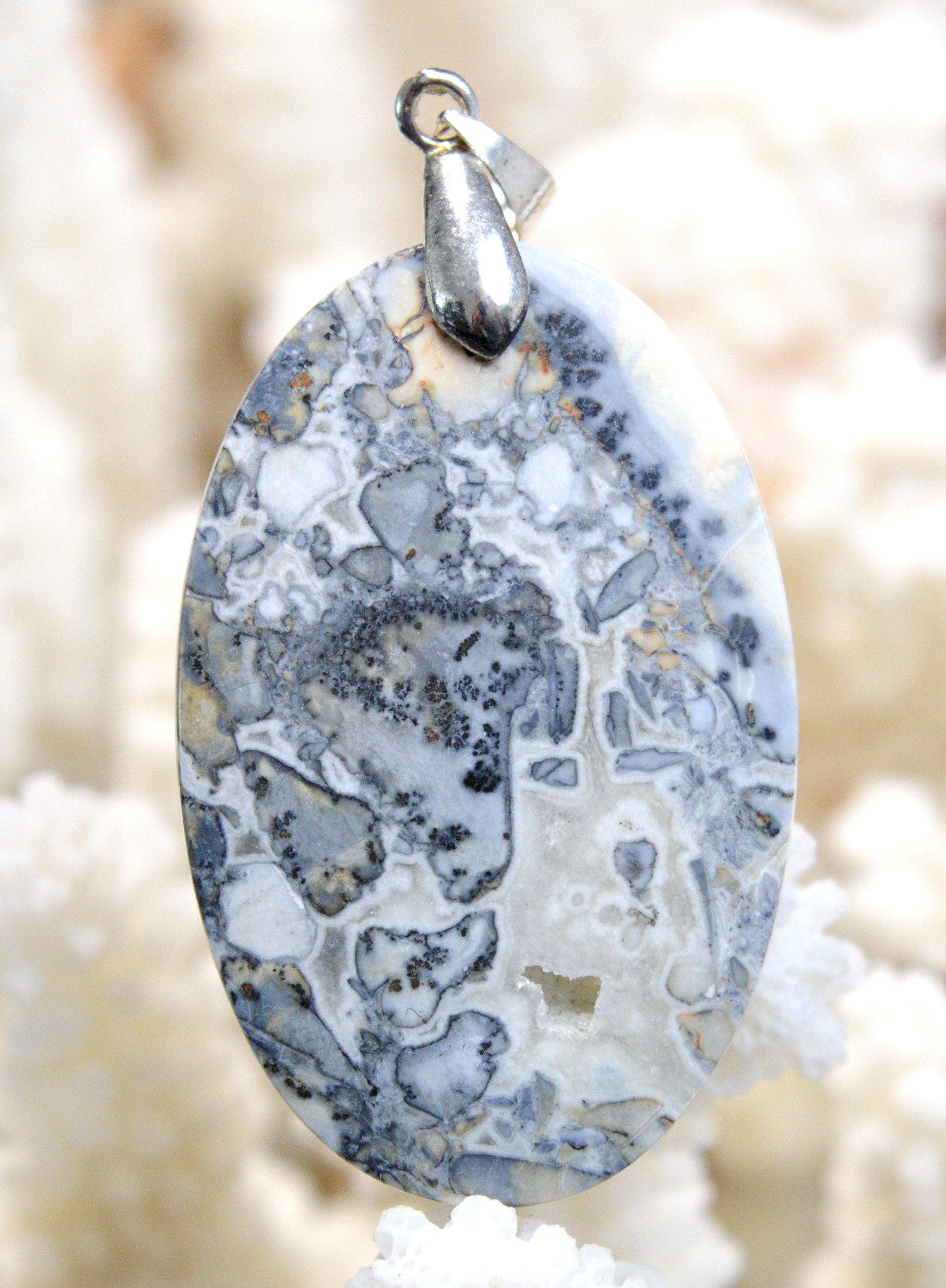 Indonesia REF AL69 Jaspe maligano 62 carats cabochon pendant natural stone